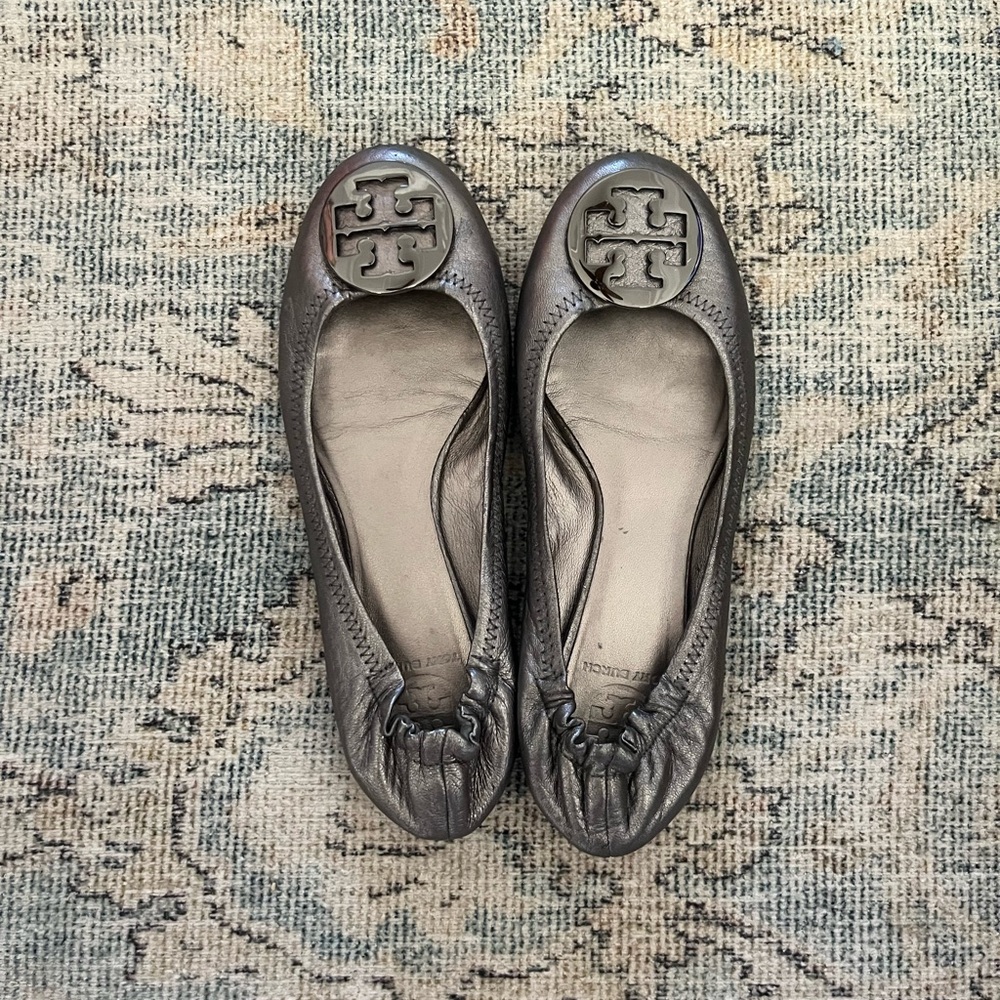 Tory Burch flats
Pewter metallic leather
Size 9.5